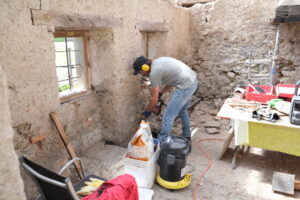 Restaurierung Waschhaus Lütishofer Chorhof, Beromünster LU. Florian Nick entfernt den harten Zementputz im Innenbereich.