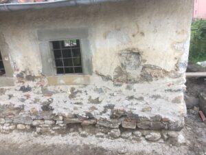Restaurierung Waschhaus Lütishofer Chorhof, Beromünster LU. Die südwestliche Fassadenecke ist vom harten Zementputz befreit und ein erstes Mal mit dem Kalkgrundputz versehen worden.