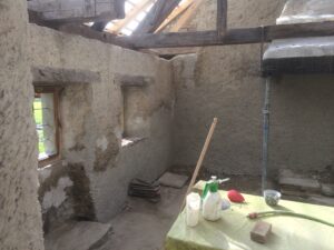 Restaurierung Waschhaus Lütishofer Chorhof, Beromünster LU. Das freiliegende Mauerwerk wurde wieder verputzt. Dabei wurde die Putzstruktur des originalen Verputzes (Kellenwurfputz) übernommen.