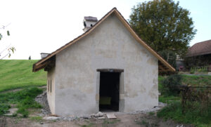 Restaurierung Waschhaus Lütishofer Chorhof, Beromünster LU. Zustand der Ostfassade nach der Restaurierung, Oktober 2021.