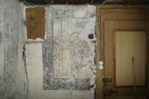 Freilegung Wandbilder Altstadthaus, Aegeristrasse 3, Zug. Linke Hälfte Nordwand. Freigelegte Kreuzigungsszene, Stand August 2022.