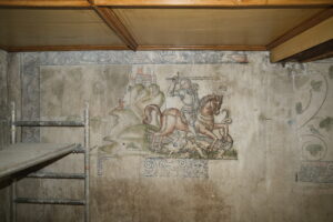 Freilegung Wandbilder Altstadthaus, Aegeristrasse 3, Zug. Ostwand. Freigelegte Szene mit Hl. Georg im Kampf gegen den Drachen, Stand August 2022.