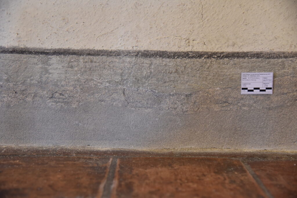 Restaurierung Rittersaal H-234, Ritterhaus Bubikon ZH. Der Sockelbereich nach der Putzergänzung und anschliessender Retusche.