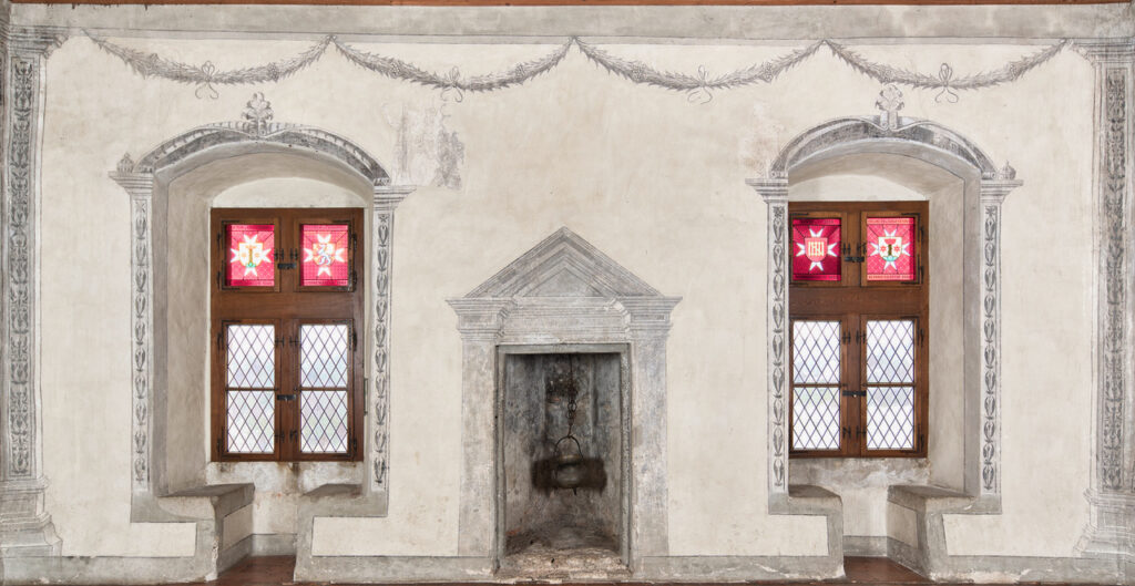 Restaurierung Rittersaal H-234, Ritterhaus Bubikon ZH. Südwand mit Grisaille-Malereien im Rittersaal (Vorzustand).