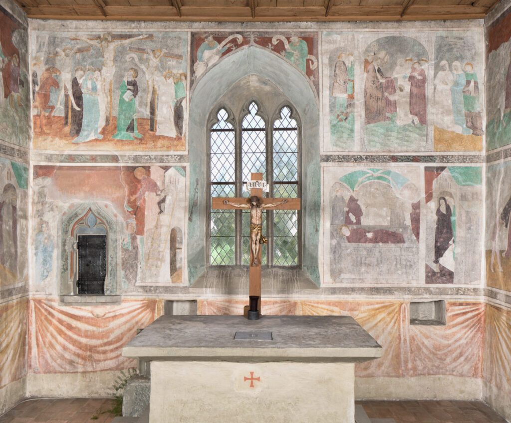 Konservierung und Reinigung St. Leonhardskapelle, Landschlacht TG. Gesamtansicht der Ostwand im Chor.