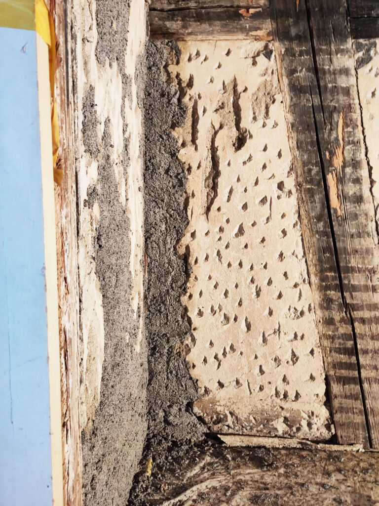 Restaurierung Fachwerk, Wohnhaus Sternenweg 9, Baar ZG. Grössere Fehlstellen wurden mit einem groben Kalkmörtel vorgestopft.