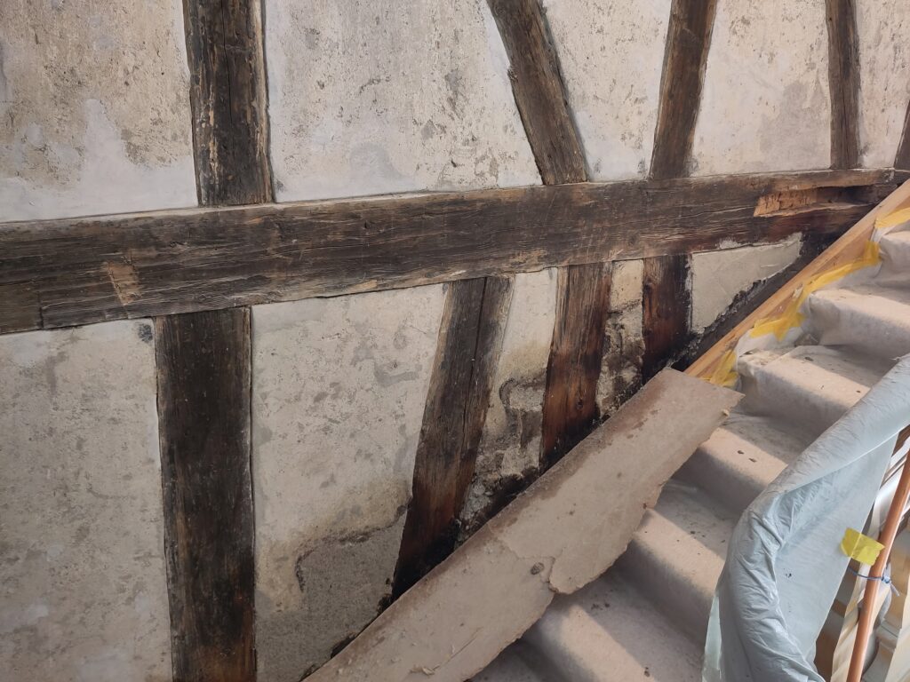 Restaurierung Fachwerk, Wohnhaus Sternenweg 9, Baar ZG. Die Fehlstellen im Bereich der älteren Treppe wurde der besseren Sichtbarkeit wegen mittels eines Kratzputzes geschlossen.