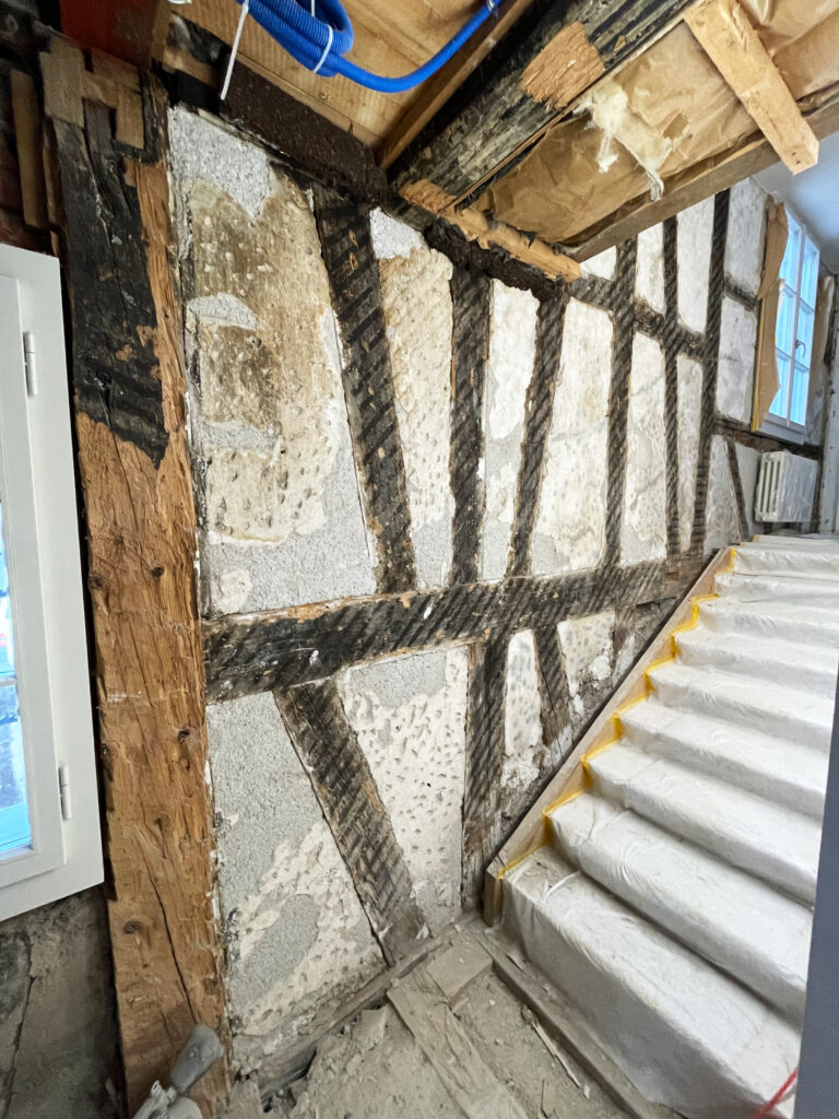 Restaurierung Fachwerk, Wohnhaus Sternenweg 9, Baar ZG. Nach der Entfernung der vorgestellten Wände kam das originale Fachwerk zum Vorschein. Es hatte viele Hacklöcher und Fehlstellen.