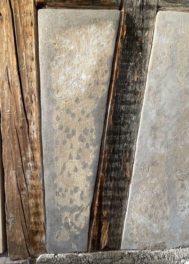 Restaurierung Fachwerk, Wohnhaus Sternenweg 9, Baar ZG. Die Kleineren Fehlstellen wurden mit einem feinen Kalkmörtel gekittet (links) und anschliessend mit einer Kalktünche fresco getüncht (rechts).