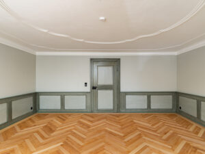 Rekonstruktion Dekorationsmalerei, Wohnhaus Sternenweg 9, Baar ZG. Schlussaufnahme des Knietäfers, Ansicht gegen Nordosten.