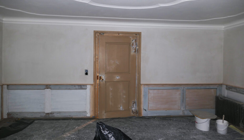 Rekonstruktion Dekorationsmalerei, Wohnhaus Sternenweg 9, Baar ZG. Zwischenzustand des Knietäfers, nach Reparatur durch Schreiner und Überarbeitung durch Maler.