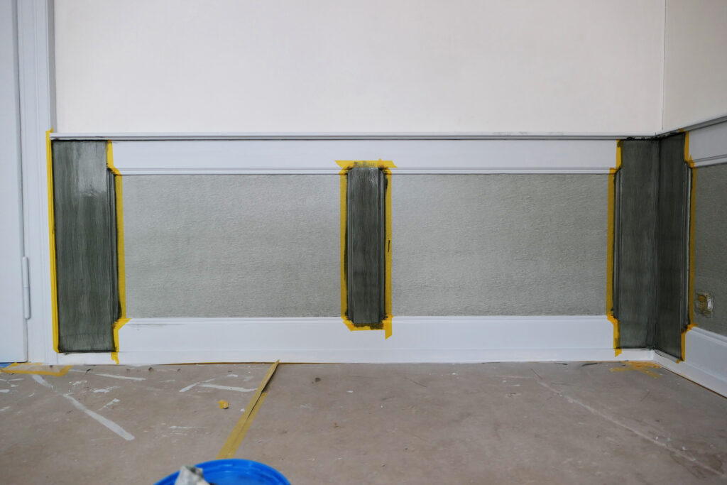 Rekonstruktion Dekorationsmalerei, Wohnhaus Sternenweg 9, Baar ZG. Die Füllungen wurden mit einer Bierlasur gestrichen und anschliessend mit einem Schlägerpinsel strukturiert. Der Rahmen wurde mit Ölfarbe gestrichen und anschliessend mit einem Borstenpinsel eine wellige Struktur hinzugefügt.