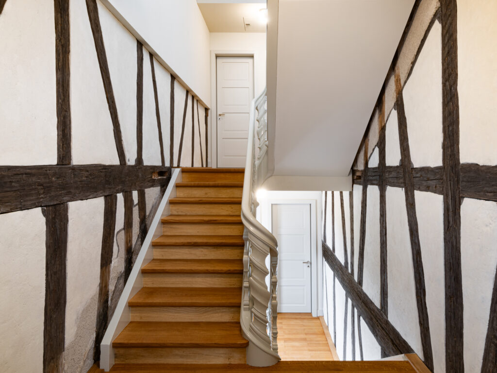 Restaurierung Fachwerk, Wohnhaus Sternenweg 9, Baar ZG. Schlussaufnahme Treppenhaus 1. ZG, Ansicht gegen Süden (Foto Simon Meyer).