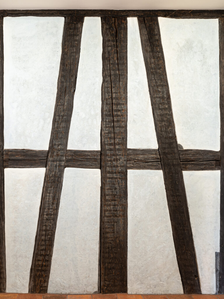 Restaurierung Fachwerk, Wohnhaus Sternenweg 9, Baar ZG. Schlussaufnahme Korridor 1.OG, Detailansicht der südwestlichen Wand (Foto Simon Meyer).