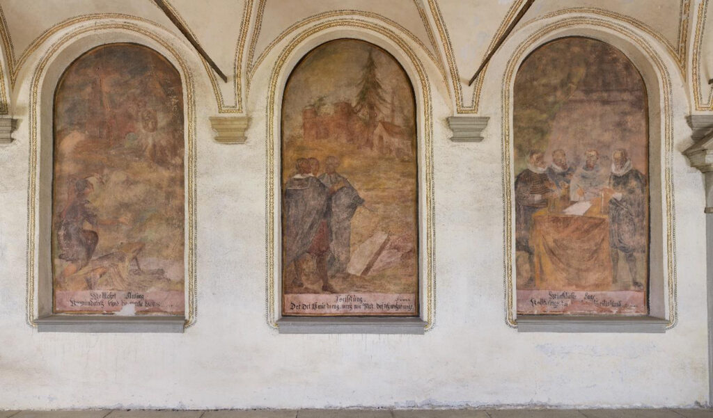 Musterrestaurierung Gemäldezyklus Hallenumgang, Klosteranlage Werthenstein LU. In der Mitte ist das Gemälde Nr. 48, «Zwei Luzerner Ratsherren beraten mit einem Franziskaner den Klosterbau» nach der Restaurierung.