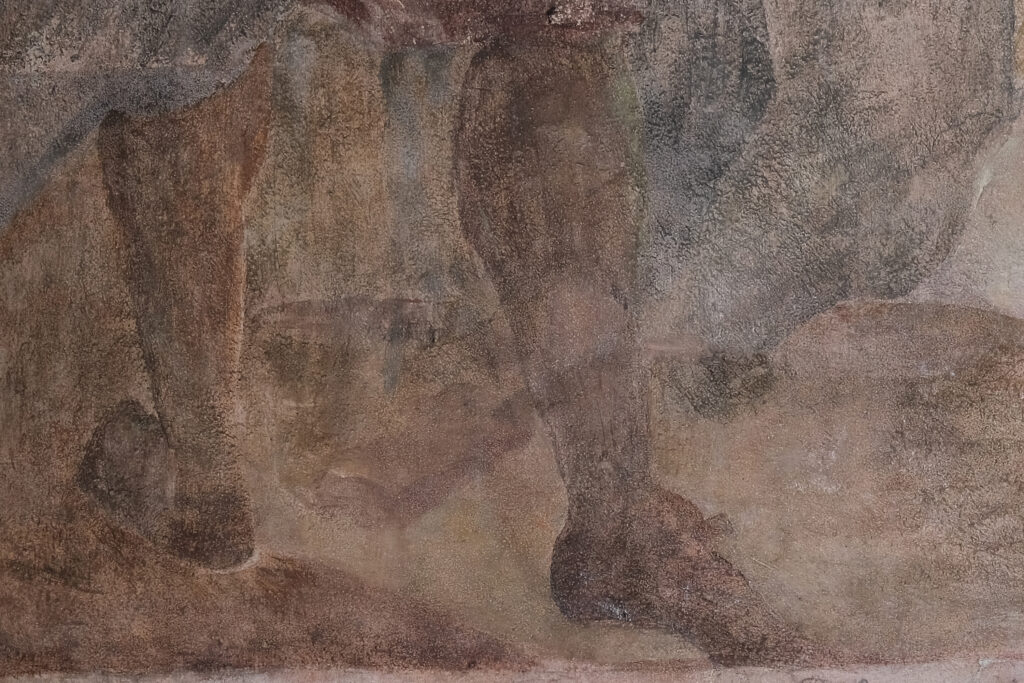 Musterrestaurierung Gemäldezyklus Hallenumgang, Klosteranlage Werthenstein LU. Zwischenzustand des Gemäldes Nr. 48, «Zwei Luzerner Ratsherren beraten mit einem Franziskaner den Klosterbau». Die Fehlstellen in der Malschicht wurden mit Paraloid B72 und Pigmenten retuschiert.