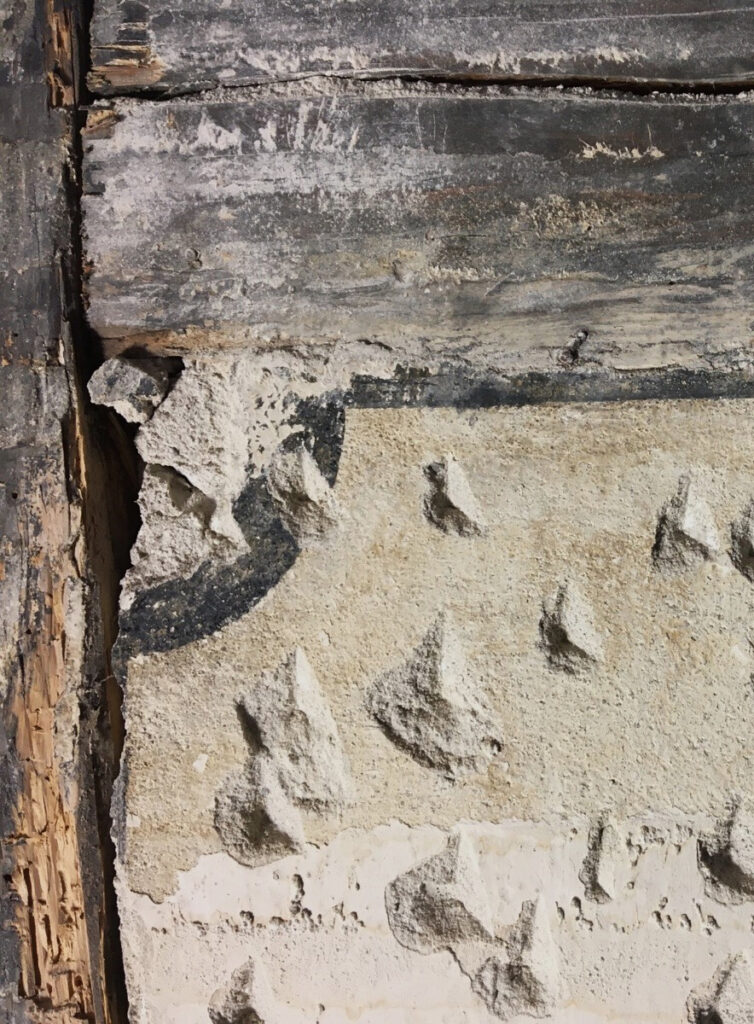 Restaurierung Fachwerk, Wohnhaus Sternenweg 9, Baar ZG. Am Rand der Ausfachungen kamen nach dem Freilegen schwarze Begleitlinien und in den Ecken Viertelkreise zum Vorschein.