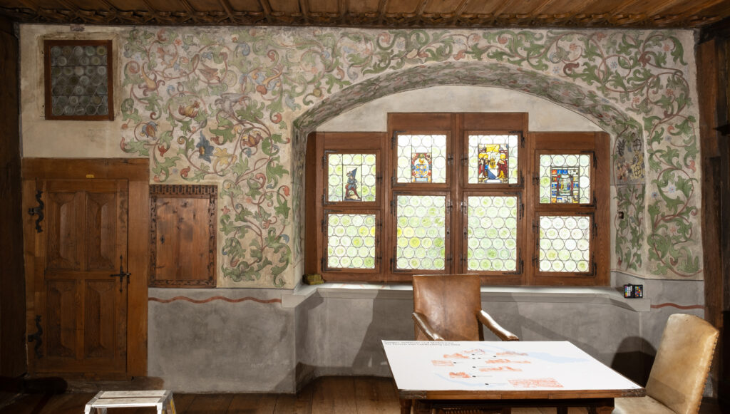 Restaurierung Wandoberflächen & Malereien, Schloss Hegi, Winterthur ZH. Hinterhaus, Untere Vogteistube. Die Malerei auf der Ostwand nach der Restaurierung.