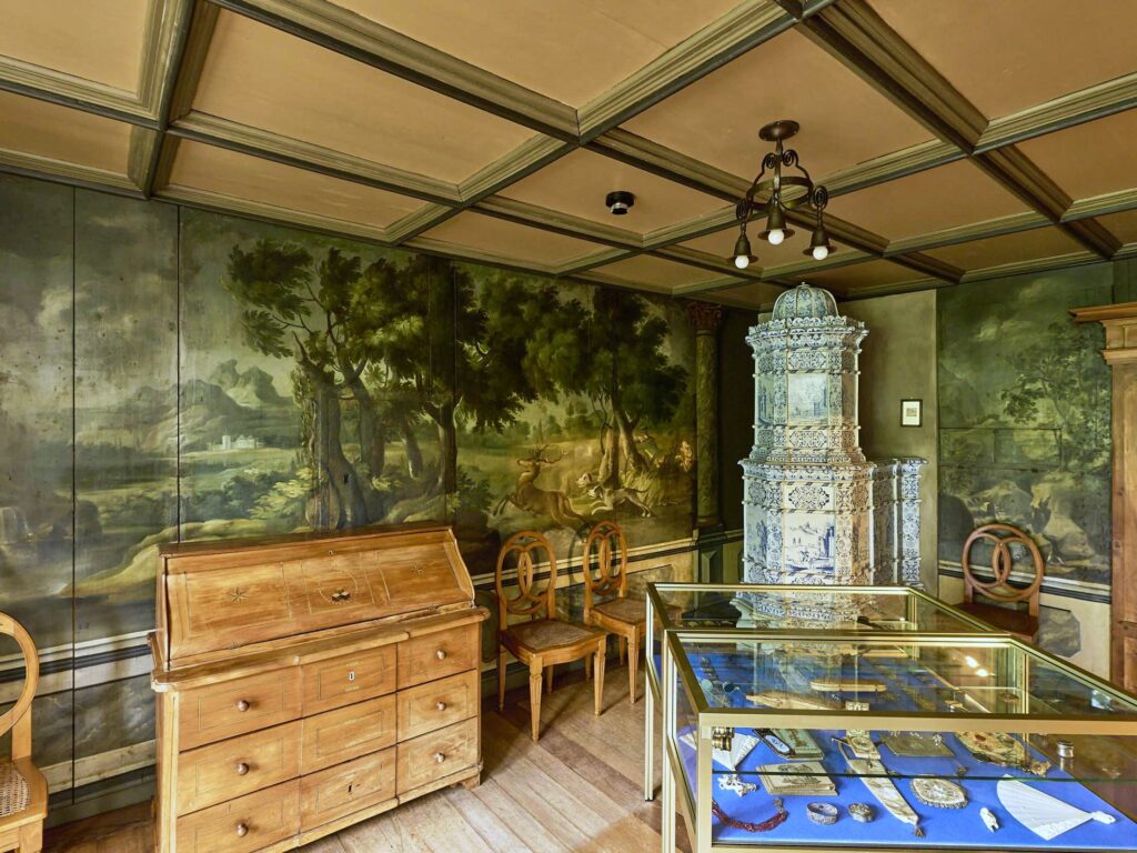 Restaurierung Wandoberflächen & Malereien, Schloss Hegi, Winterthur ZH. Gessnerhaus, Jagdzimmer. Die Ölmalereien auf dem Täfer ist restauriert (Foto Florian Fülscher).