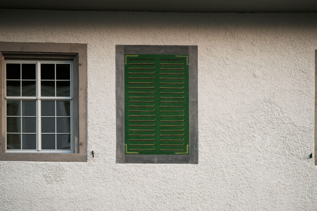 Restaurierung Illusionsmalerei, «Alte Sekretarie», Chorherrenstift St. Michael, Beromünster LU. Die Illusionsmalerei ist fertig restauriert und die Fassade neu gestrichen.