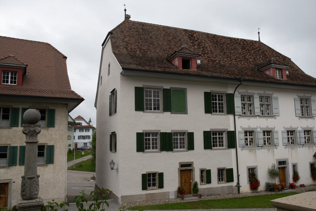 Restaurierung Illusionsmalerei, «Alte Sekretarie», Chorherrenstift St. Michael, Beromünster LU. Die Illusionsmalerei ist fertig restauriert und die Fassade neu gestrichen.