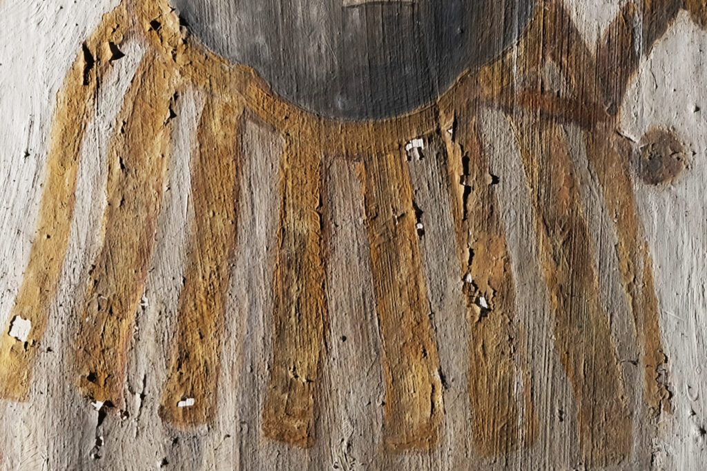 Notkonservierung Wand-/Deckenbilder, Dreibeinskreuzkapelle, Bürenstrasse 54, Solothurn. Thebäer Hl. Urs, Chorbogen, Ausschnitt des Rockes im Streiflicht zeigt die aufstehende Malschicht.