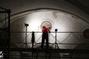 Notkonservierung Wand-/Deckenbilder, Dreibeinskreuzkapelle, Bürenstrasse 54, Solothurn. Die Malschicht wird mit Methylcellulose konsolidiert. Das Konsolidierungsmittel wird über Japanpapier mit einem Pinsel aufgebracht.